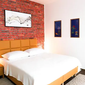 «go West» Guest Hostal